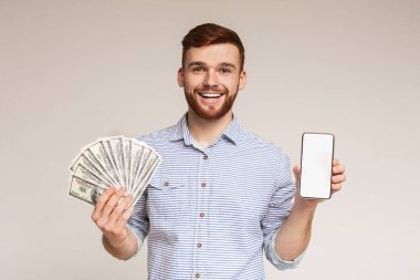 Cep telefonu ve dolar hayranı ile yakışıklı adam