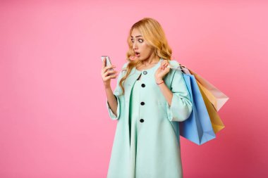 Unreal satışı. Şok kız telefon bakıyor