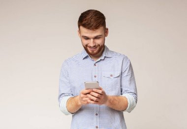 Genç adam cep telefonunda mesaj emer