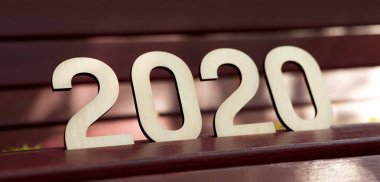 Parkta bankta duran büyük ahşap sayılar