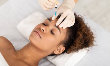 Güzellik Uzman enjekte Botox Içinde kadın alın