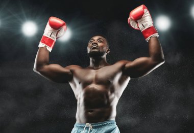 Afrika Boxer kazanan jest kollarını yükseltmek