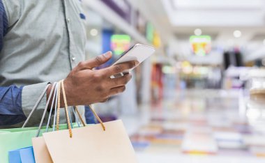 Genç adam telefon online üzerinden yeni giysiler arıyor