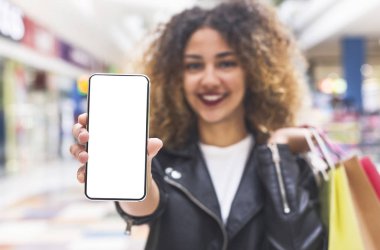 Boş alan ile cep telefonu ekran gösteren genç Afrikalı kadın