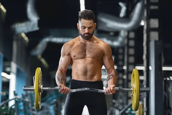 Treinamento de powerlifter concentrado com barra pesada no ginásio — Fotografia de Stock