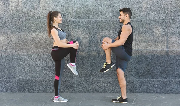 Heureux jeune couple de formation dans la ville — Photo