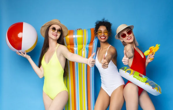 Çeşitli genç kadınlar yüzme oyuncakları ile yaz tatili zevk — Stok fotoğraf