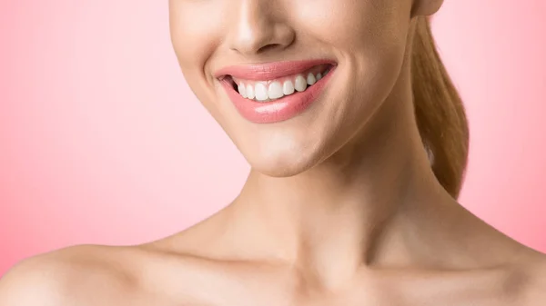 Cuidados dentários. Menina com amplo sorriso perfeito — Fotografia de Stock