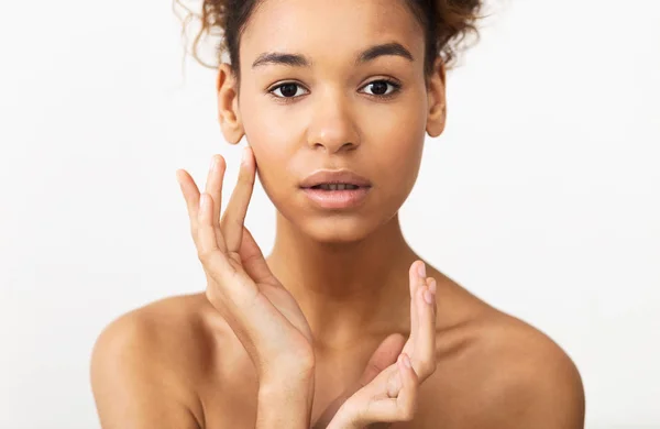 Περιποίηση δέρματος. Αφρικανική-American κορίτσι θέτοντας σε κάμερα — Φωτογραφία Αρχείου