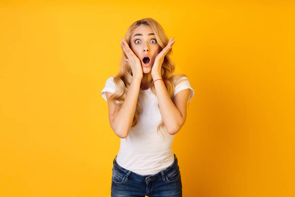 Шокированная девушка с широко раскрытым ртом
