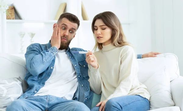 Worried Couple Looking At Positive Pregnancy Test — Stock Photo, Image