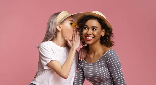 Diverse ragazze pettegolezzi su sfondo rosa — Foto Stock