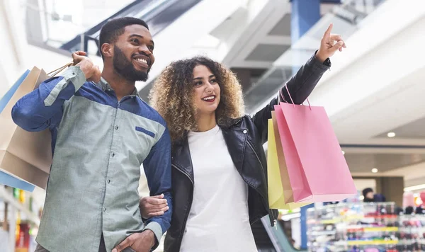 Unga afrikanska paret gör shopping tillsammans i City mall — Stockfoto