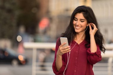 Öğrenci kız müzik dinliyor, dışarıda boş zaman geçiriyor