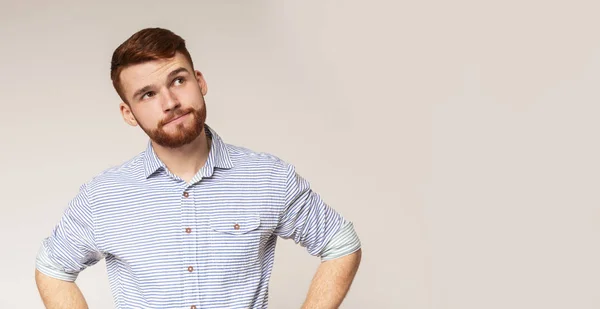 Un uomo premuroso che distoglie lo sguardo dallo spazio di copia — Foto Stock