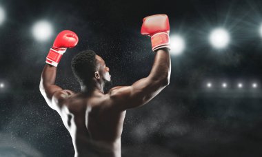 Afrika Boxer stadyumda izleyici için boks eldiven ellerini yükseltmek