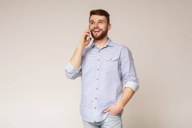 Onun telefonunu kullanarak neşeli adam ve yaygın gülümseyen