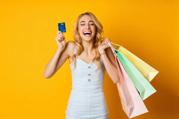 Upphetsad Girl Holding kredit kort och shopping väskor — Stockfoto