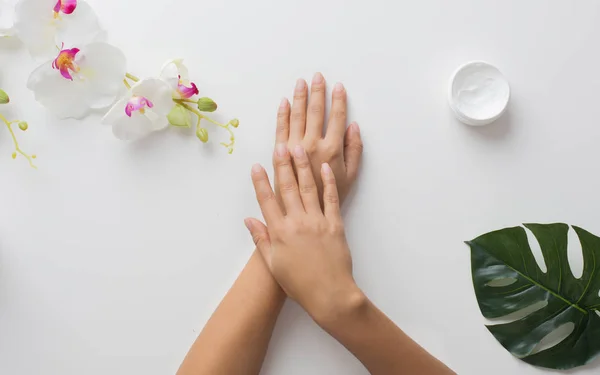 Conceito de cuidados com a pele. Menina colocando creme de nutrição nas mãos — Fotografia de Stock