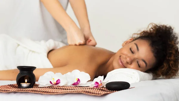 Zabiegi kosmetyczne. Masażysta robi z powrotem masaż dla zrelaksowany Kobieta — Zdjęcie stockowe