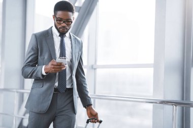 Havalimanı Terminalinde Yürüyen Akıllı Telefon Üzerine İşadamı Mesajlaşma