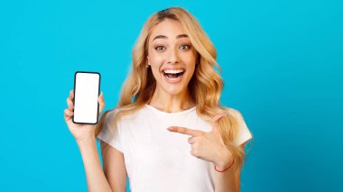 Bin yıllık kadın Boş Ekran ile Telefon gösteren