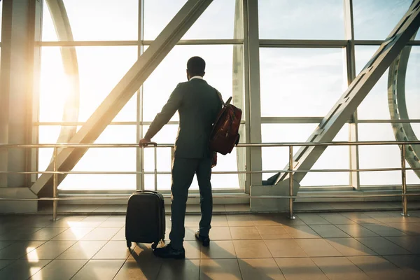 Empresário no Aeroporto Terminal Boarding Gate Olhando através da janela — Fotografia de Stock