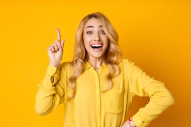 Mükemmel fikir. Genç Kadın Parmak Yukarı İşaret