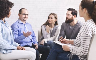 Adam rehabilitasyon grup toplantısında psyhiatrist ile konuşuyor
