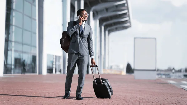 Llegando al aeropuerto. Afro Empresario Hablando por Teléfono — Foto de Stock