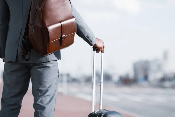 Viaggio d'affari. Uomo d'affari con bagaglio in attesa di taxi, raccolto — Foto Stock