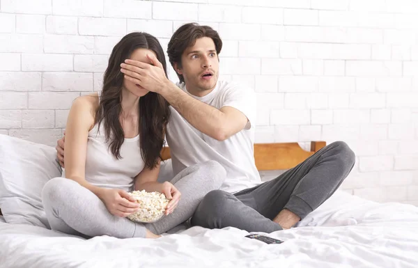 Fidanzato premuroso che copre gli occhi della fidanzata, guardando film spaventosi — Foto Stock