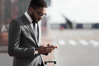Taksi siparişi. Afro İşadamı Kullanarak Cep Telefonu Uygulaması