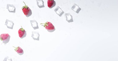 Beyaz arka planda buz küpleri ile taze çilek