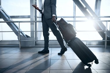 Uluslararası Havalimanı Terminal Kapısı'na Hareket Eden İşadamı