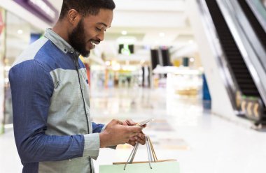 Gülen afrikalı amerikalı adam internet üzerinden arama