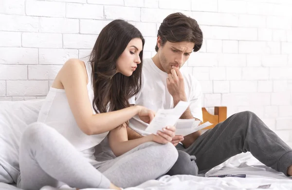 Casal jovem calculando impostos juntos em casa — Fotografia de Stock