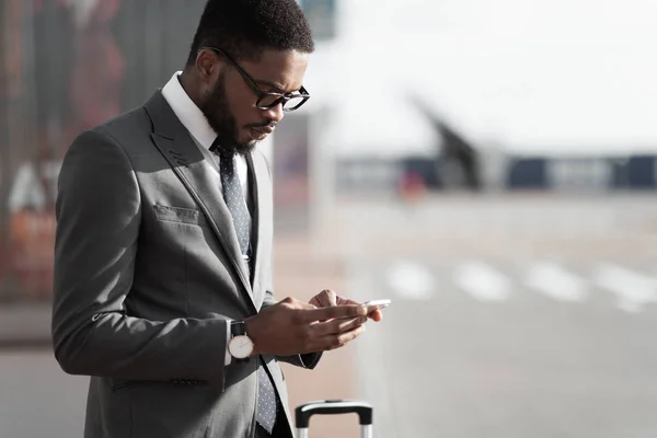 Pedir taxi. Afro Empresario Usando Aplicación de Teléfono Móvil — Foto de Stock