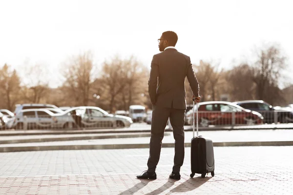 Espera al taxi del aeropuerto. Empresario que llega para un viaje de negocios — Foto de Stock