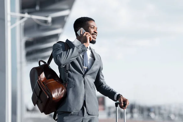 Obchodní řeč. Afričan hovor na letišti — Stock fotografie