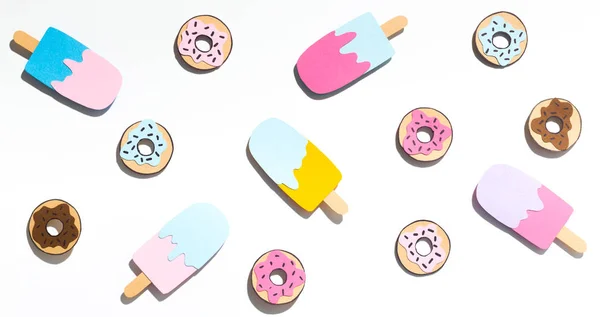 Летний фон с пончиками и мороженым на белом — стоковое фото