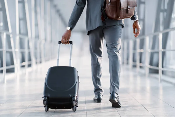 Viaje de negocios. Empresario llevando maleta, Vista trasera — Foto de Stock