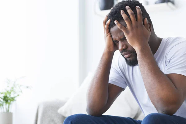 Eenzame Afro-Amerikaanse kerel lijdt aan vreselijke hoofdpijn — Stockfoto