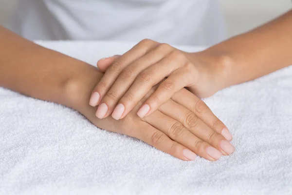 Manicure. Girl With Nude Nails, Getting Professional Procedure — Stock Photo, Image