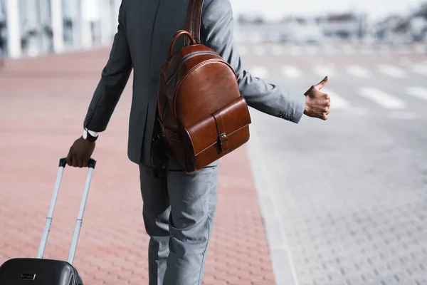 Geschäftsleiter ruft Taxi am Flughafen — Stockfoto