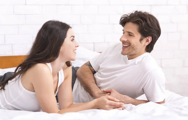 Pareja joven hablando en el dormitorio, escuchándose — Foto de Stock