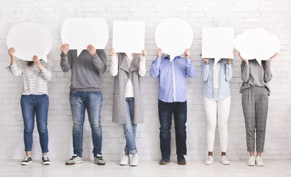 Grupp människor som gömmer ansikten bakom tomma pratbubblor — Stockfoto