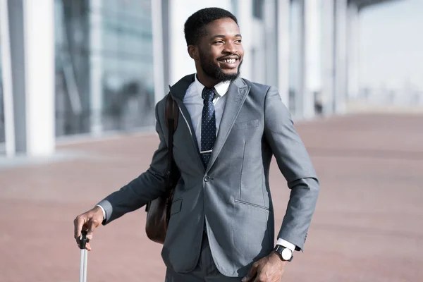 J'attends le taxi. Afro homme d'affaires arrivant à l'aéroport — Photo