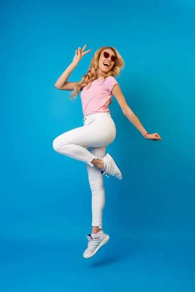 행복한 여자 점프과 스튜디오에서 재미 — 스톡 사진