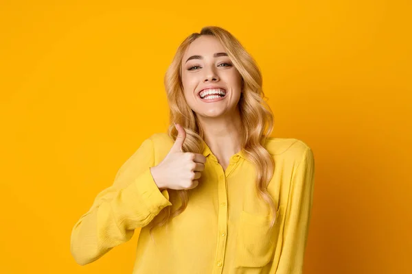 Overjoyed Girl Showing Thumb Up and Widely Smiling — Stock Photo, Image